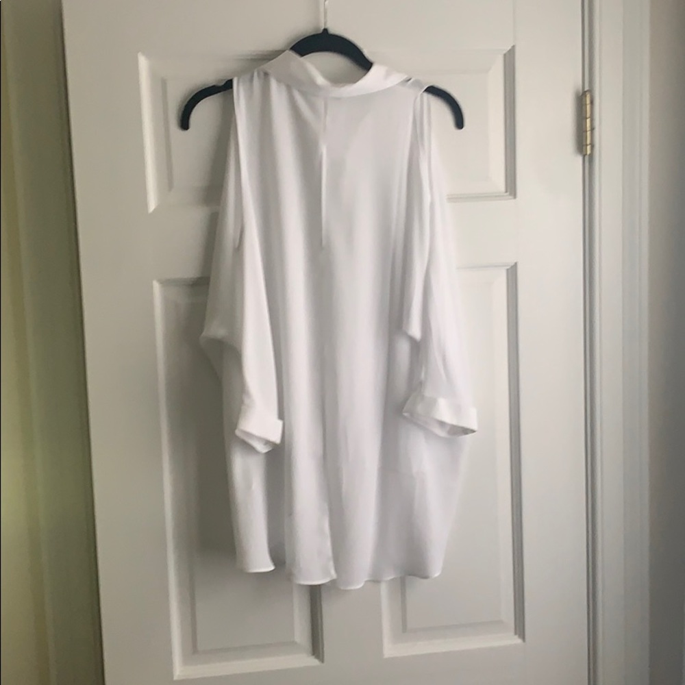 Open shoulder button up top - Picture 5 of 5